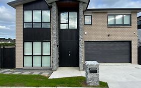 Extra-Large Brand-New House, Over 400Sqm